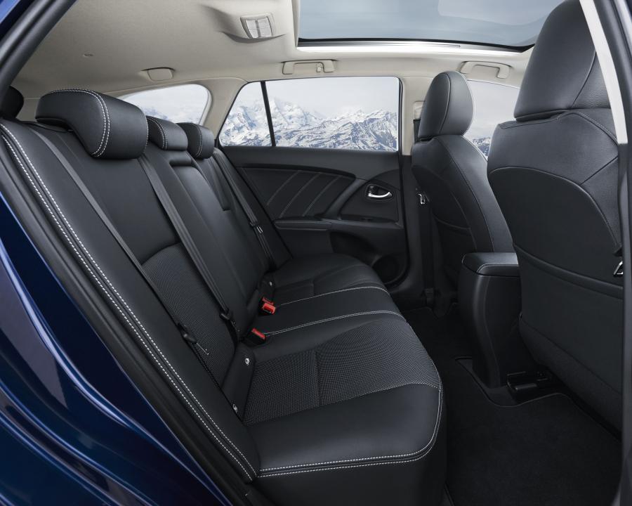 Интерьер Toyota Avensis Touring Sports 2015 года  (фото 28 из 31)